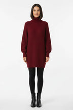 Vestido de Tricot Oversized Gola Alta Vinho em vista frontal, evidenciando o caimento e a modelagem