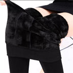 Meia Calça Legging Térmica Forrada de Lã Preta em close do forro térmico e do cós elástico