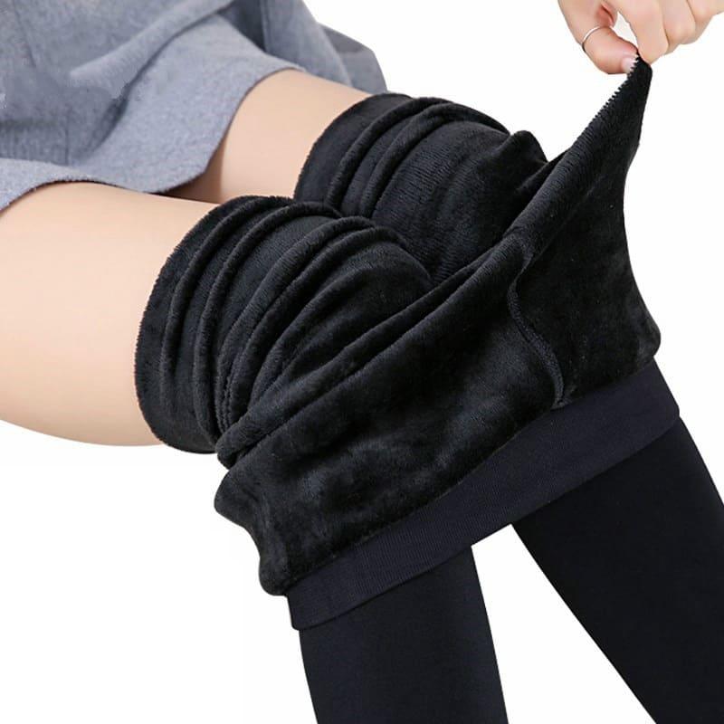 Meia Calça Legging Térmica Forrada de Lã Preta com a modelo dobrando a barra para revelar a espessura do forro
