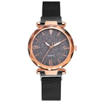 Relógio de Pulso Feminino Céu Estrelado Preto de frente sobre fundo branco, com pulseira de malha preta e aro rosé