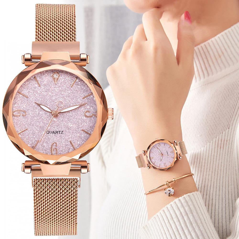 Relógio de Pulso Feminino Céu Estrelado Rosé Gold em close no pulso da modelo, com pulseira de malha milanesa