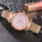 Relógio de Pulso Feminino Céu Estrelado Rosé Gold apoiado em superfície escura, destacando o mostrador com brilho e o aro facetado